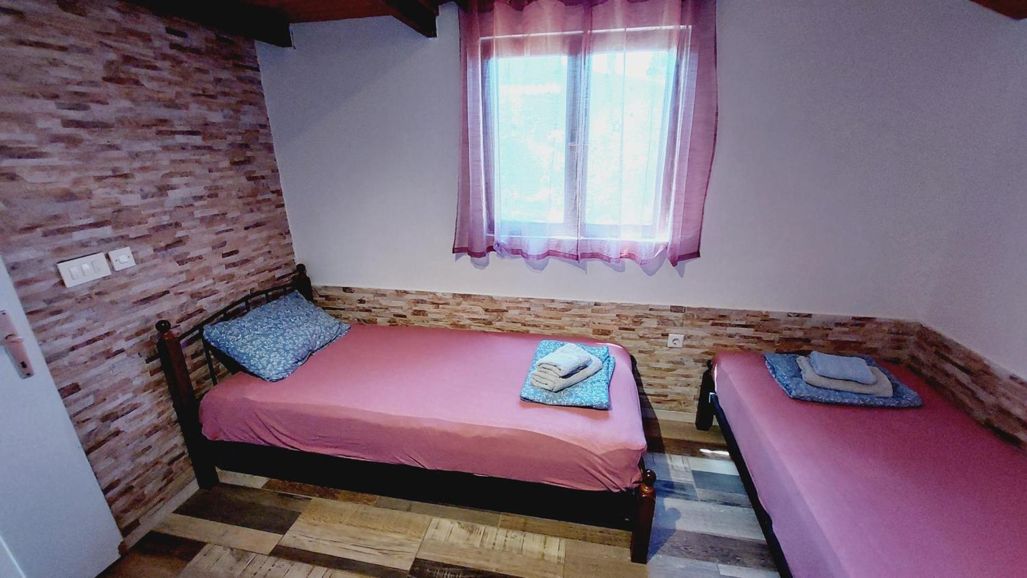Vikendica House *